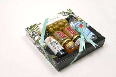 Κουτί 3 φάκελοι μπαχαρικά & Πάστα ελιάς 40gr & Μέλι 40gr & Ελαιόλαδο 100ml & Ούζο 100ml